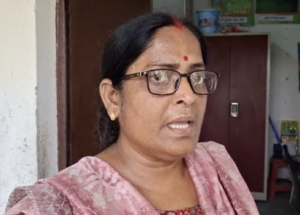 जानकारी देतीं प्रिंसिपल