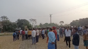 इस हाई बोल्टेज धरने के दौरान लोगों का जमावड़ा लग गया।