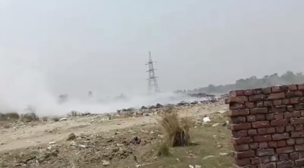 नवादा जिला परिषद डंपिंग ग्राउंड में कचरे को जला रहा है जबकि उसे वैज्ञानिक तरीके से इसका निष्पादन करना चाहिए।