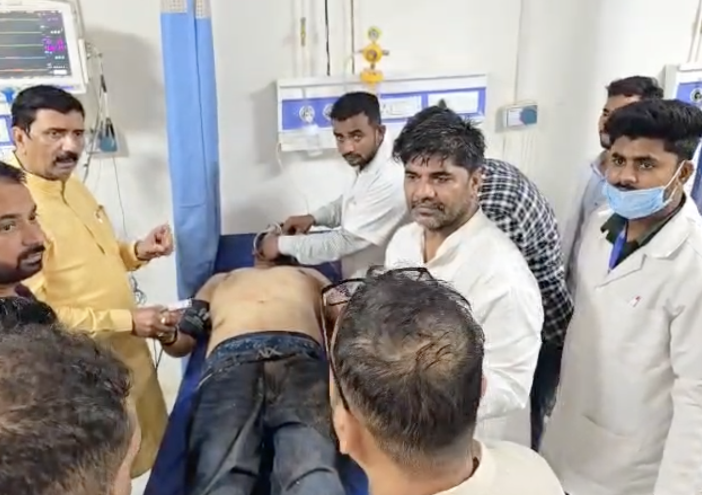 सरेआम गोली मारने की घटना के बाद युवक को अस्पताल लाया गया लेकिन उसकी मौत हो गई।