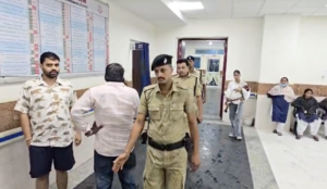 गोलीबारी के पीड़ित को अस्पताल पहुंचाया गया तो मौके पर अफसर पहुंचे।
