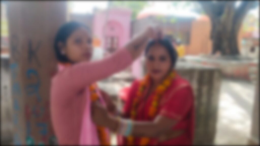 बक्सर में दो समलैंगिक जोड़े मंदिर पहुंचे और उन्होंने अपने रिश्ते से जुड़े धार्मिक रीति-रिवाज़ किए। (तस्वीर - बक्सर संवाददाता)