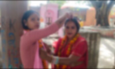 बक्सर में दो समलैंगिक जोड़े मंदिर पहुंचे और उन्होंने अपने रिश्ते से जुड़े धार्मिक रीति-रिवाज़ किए। (तस्वीर - बक्सर संवाददाता)