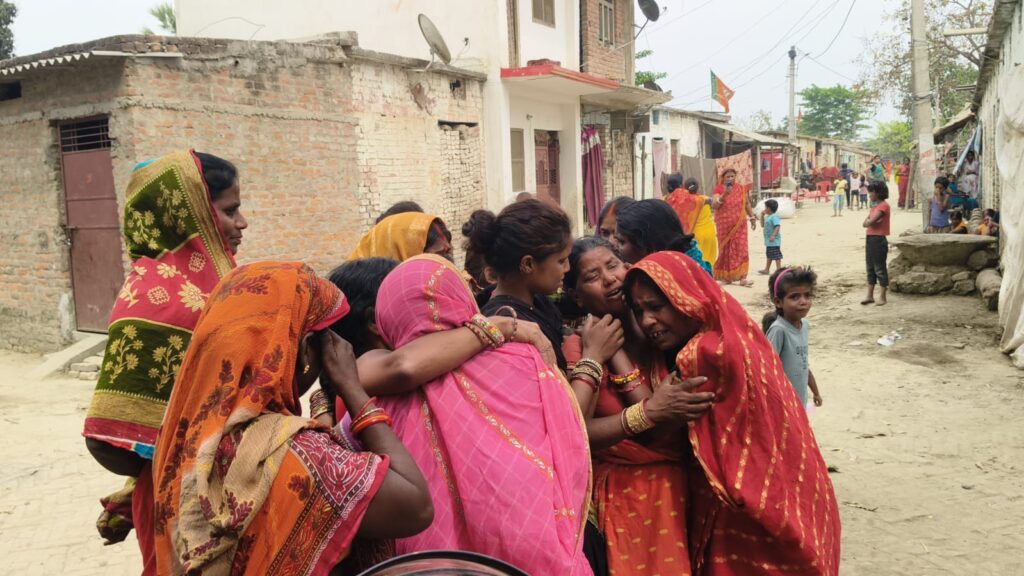 जहरीली शराब पीने से बालगंगा मुशहरी टोला निवासी लड्डू साह की मौत हो गई, जिसके चलते रोती-बिलखतीं परिवार की महिलाएं। (तस्वीर - मोतीहारी संवाददाता)