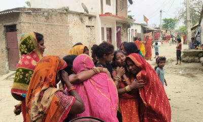जहरीली शराब पीने से बालगंगा मुशहरी टोला निवासी लड्डू साह की मौत हो गई, जिसके चलते रोती-बिलखतीं परिवार की महिलाएं। (तस्वीर - मोतीहारी संवाददाता)