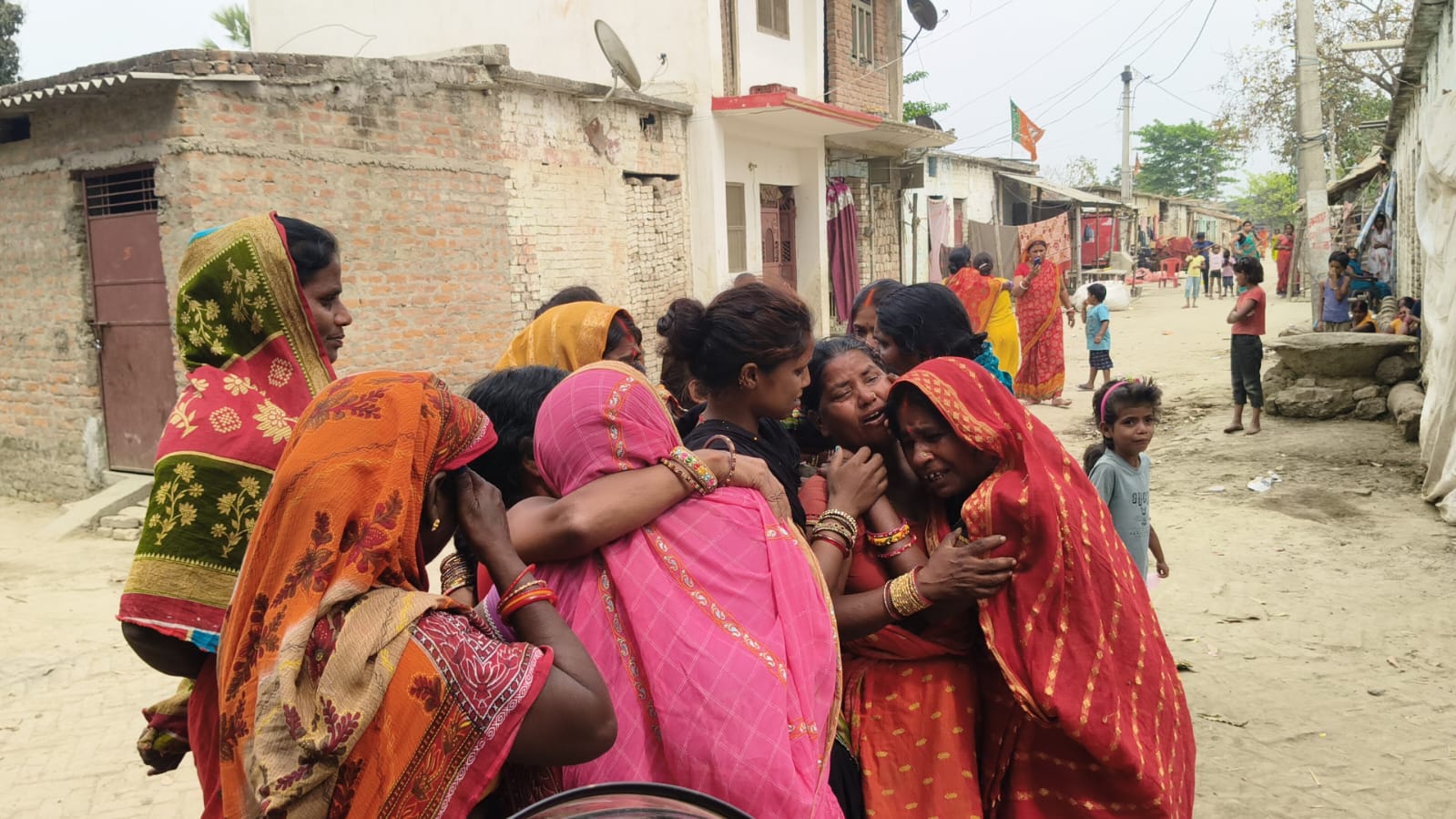 जहरीली शराब पीने से बालगंगा मुशहरी टोला निवासी लड्डू साह की मौत हो गई, जिसके चलते रोती-बिलखतीं परिवार की महिलाएं। (तस्वीर - मोतीहारी संवाददाता)