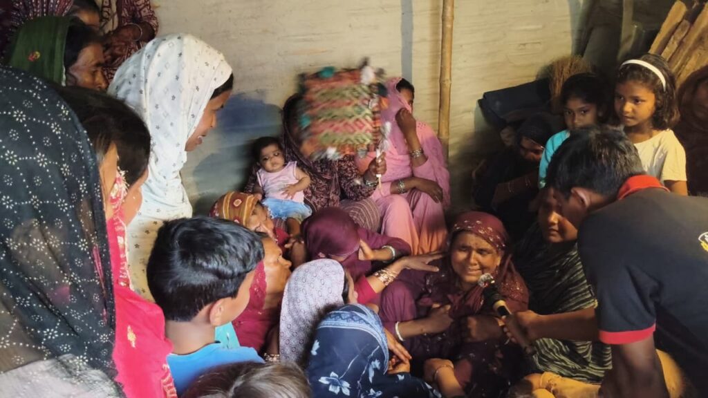 शेख शरण टोला के अलियास अंसारी की मौत के बाद बिलखते परिजन।