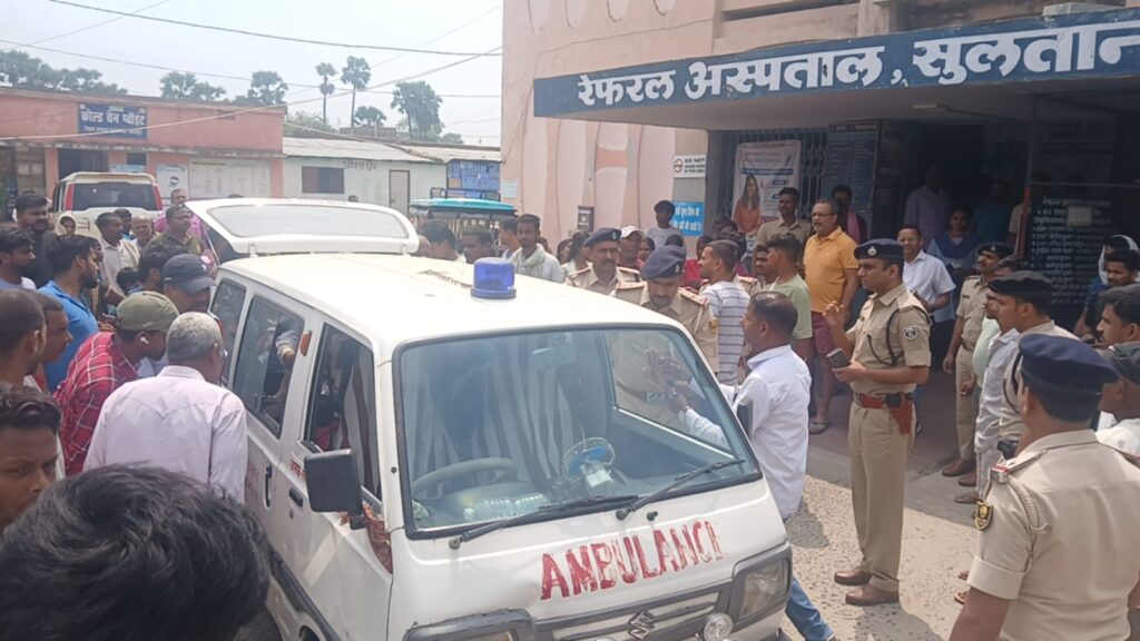 एंबुलेंस से तीनों स्कूली बच्चों को भागलपुर रेफरल अस्पताल ले जाया गया।