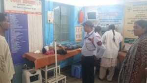 स्कूली बच्चों को सिर में गहरी चोट लगी है, जिसके चलते उन्हें रेफर किया गया है। रेफरल अस्पताल की इमरजेंसी में प्राथमिक उपचार के दौरान घायल छात्र।