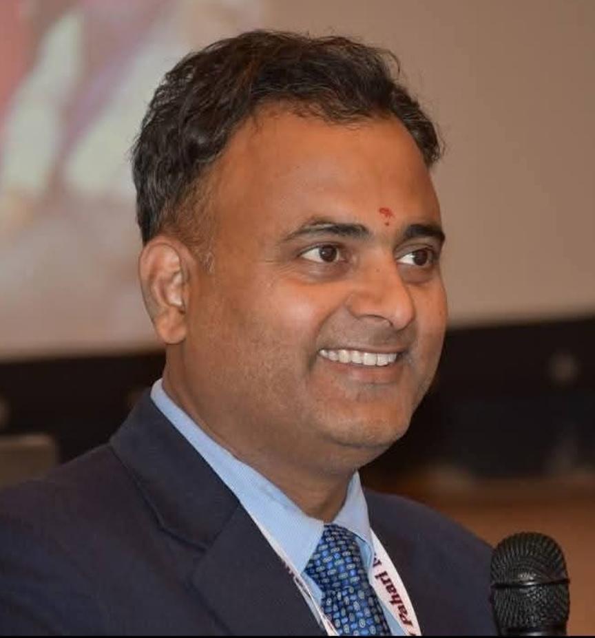 लखीसराय में एक साल से अधिक समय तक जिलाधिकारी पद पर रहे मिथिलेश कुमार मिश्र ने लोकप्रियता हासिल की, अब वे जांच के दायरे में आ गए हैं।