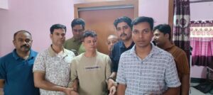 जेई के घर पर छापामारी मारने गई टीम।