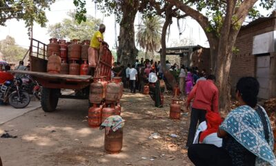 गैंस एजेंसी पर खाली सिलेंडर लिए खड़े लोग।