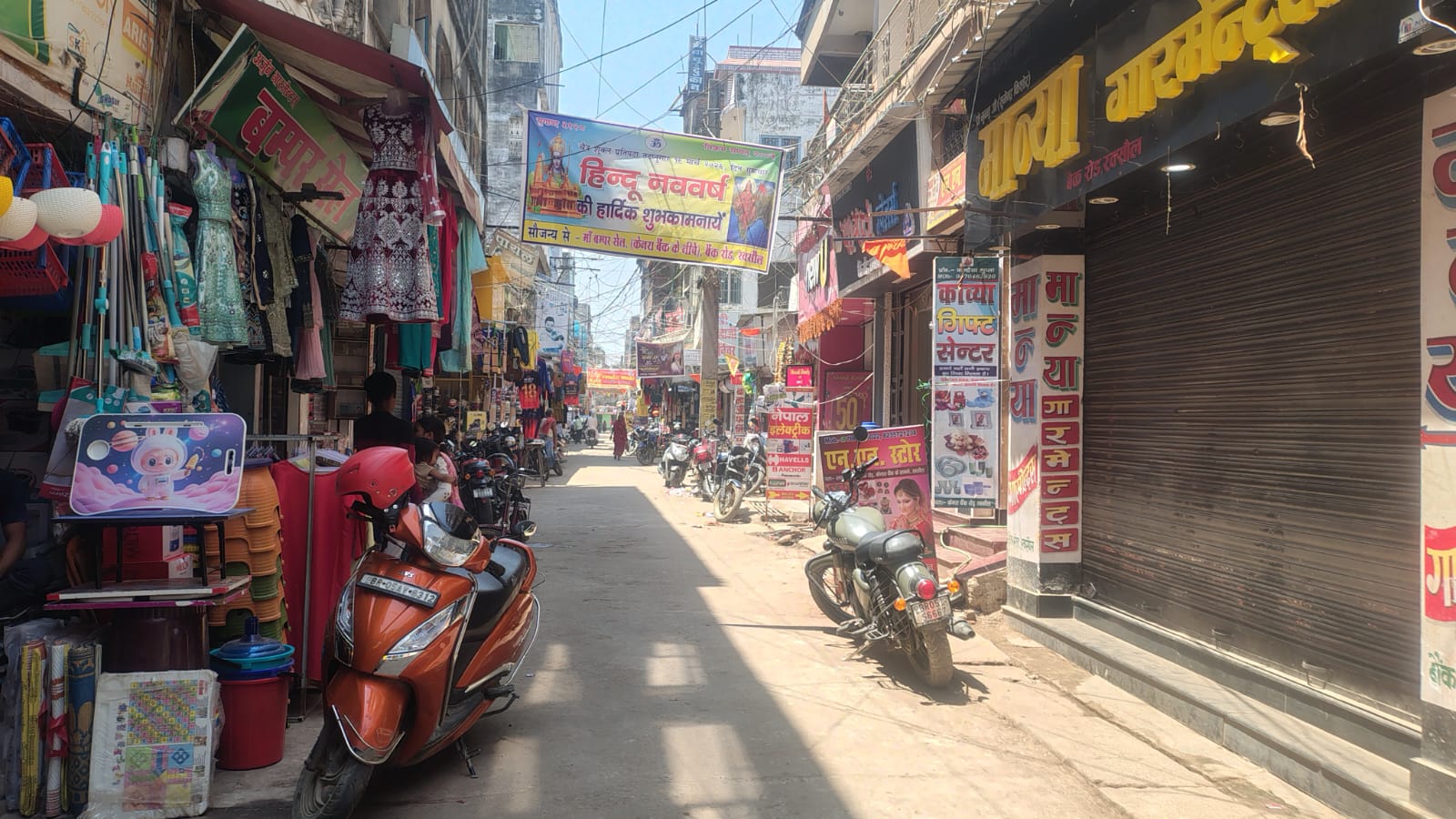 रक्सौल के बाजार में ग्राहक न आने से दुकानदार परेशान हैं। यहां नेपाल से आने वाले ग्राहकों की भीड़ रहती थी।