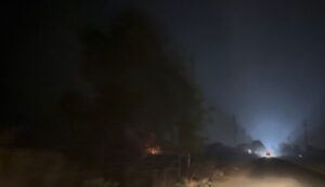 रात के समय डंपिंग ग्राउंड के पास से गुजरना दूभर हो रहा है क्योंकि धुआं पूरी सड़क पर फैल जाता है।