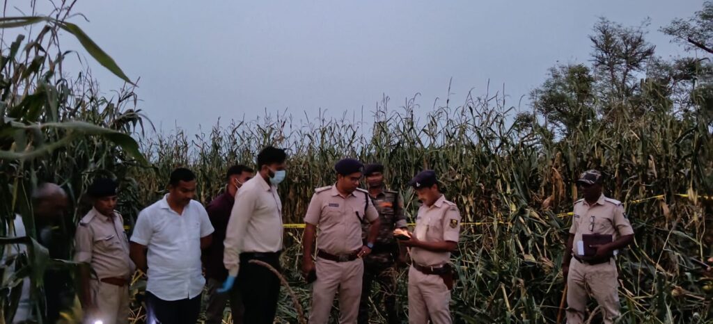 घटनास्थल पर जांच करती पुलिस।