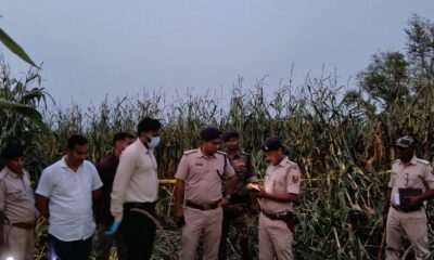 घटनास्थल पर जांच करती पुलिस।