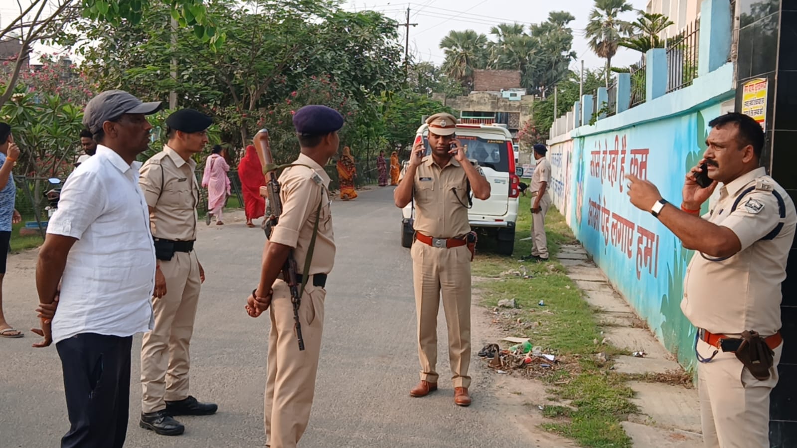 नगर परिषद भवन सुलतानगंज में हुई गोलीबारी के बाद मौके पर मौजूद पुलिस (फाइल फोटो)