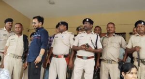 हंगामा बढ़ने पर पुलिस बुलाई गई।