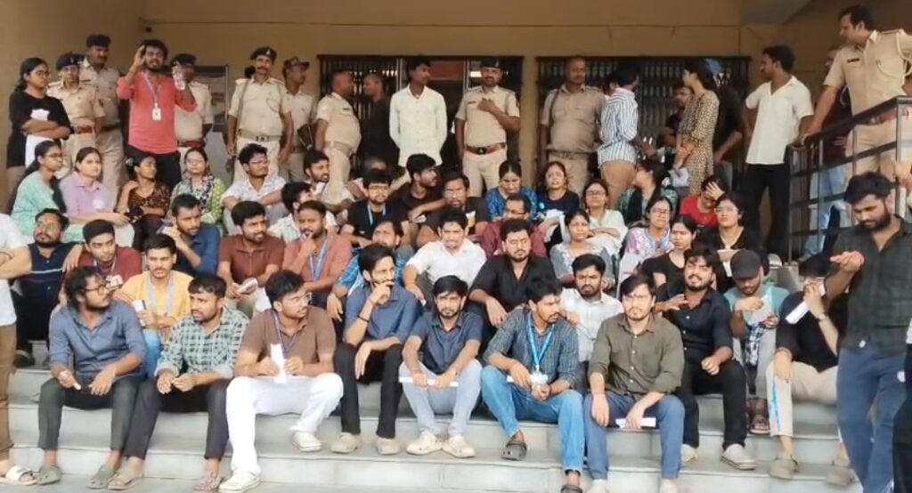 मधेपुरा मेडिकल कॉलेज के फाइनल ईयर के स्टूडेंट्स ने किया हंगामा।