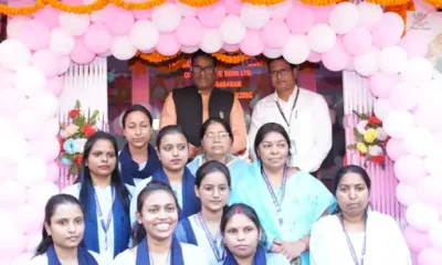 सासाराम में पिंक बैंक के उद्धाटन के बाद मौजूद महिला बैंक कर्मी