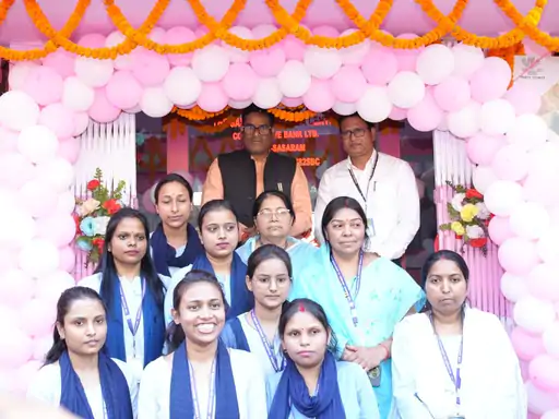सासाराम में पिंक बैंक के उद्धाटन के बाद मौजूद महिला बैंक कर्मी