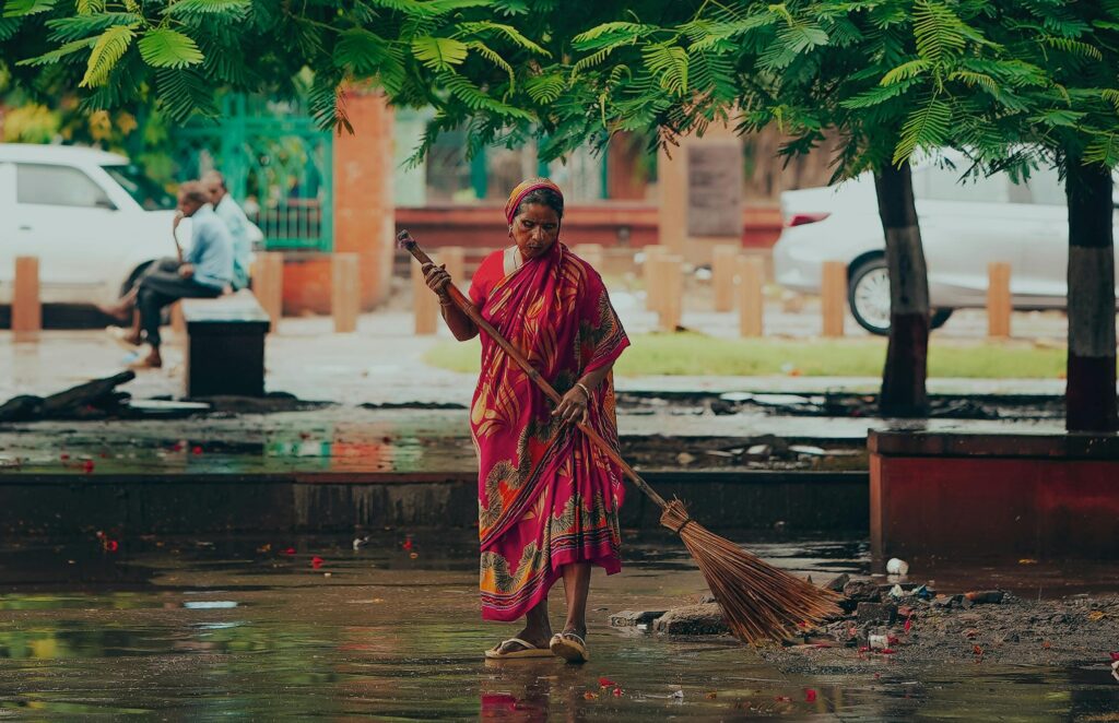 बिहार में सफाई कर्मियों के बच्चों को पढ़ाई के समान अवसर दिलाने के लिए नगर निगम ने नेक पहल शुरू की है। (प्रतीकात्मक तस्वीर)