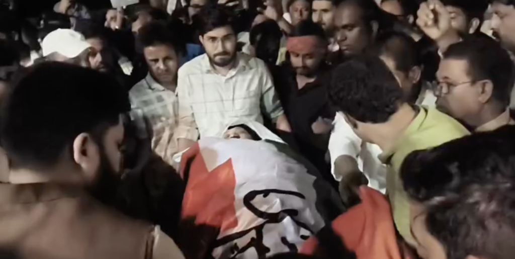 कांग्रेस के झंडे में भागलपुर जिलाध्यक्ष के पार्थिव शरीर को लपेटा गया है।